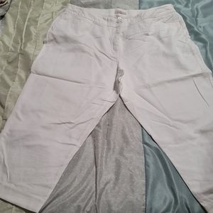 Roz & Ali 18 white capris with button detail at legs